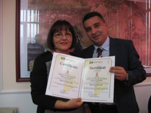 mr Mirjana Stanić i Slobodan Milošević prilikom uručenja sertifikata